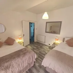1 Bedroom Flat W/ 2 Beds Apartment