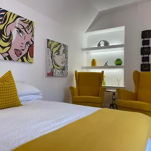 Vibrant Close To Centre Apartment