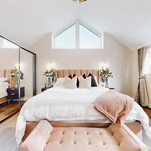 Feel Celebrity Style - 6 Parking Spaces - Pet Friendly - Very Private Villa