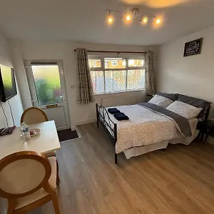 https://entire-private-studio-newly-refurbished.yorkshirehotels.net